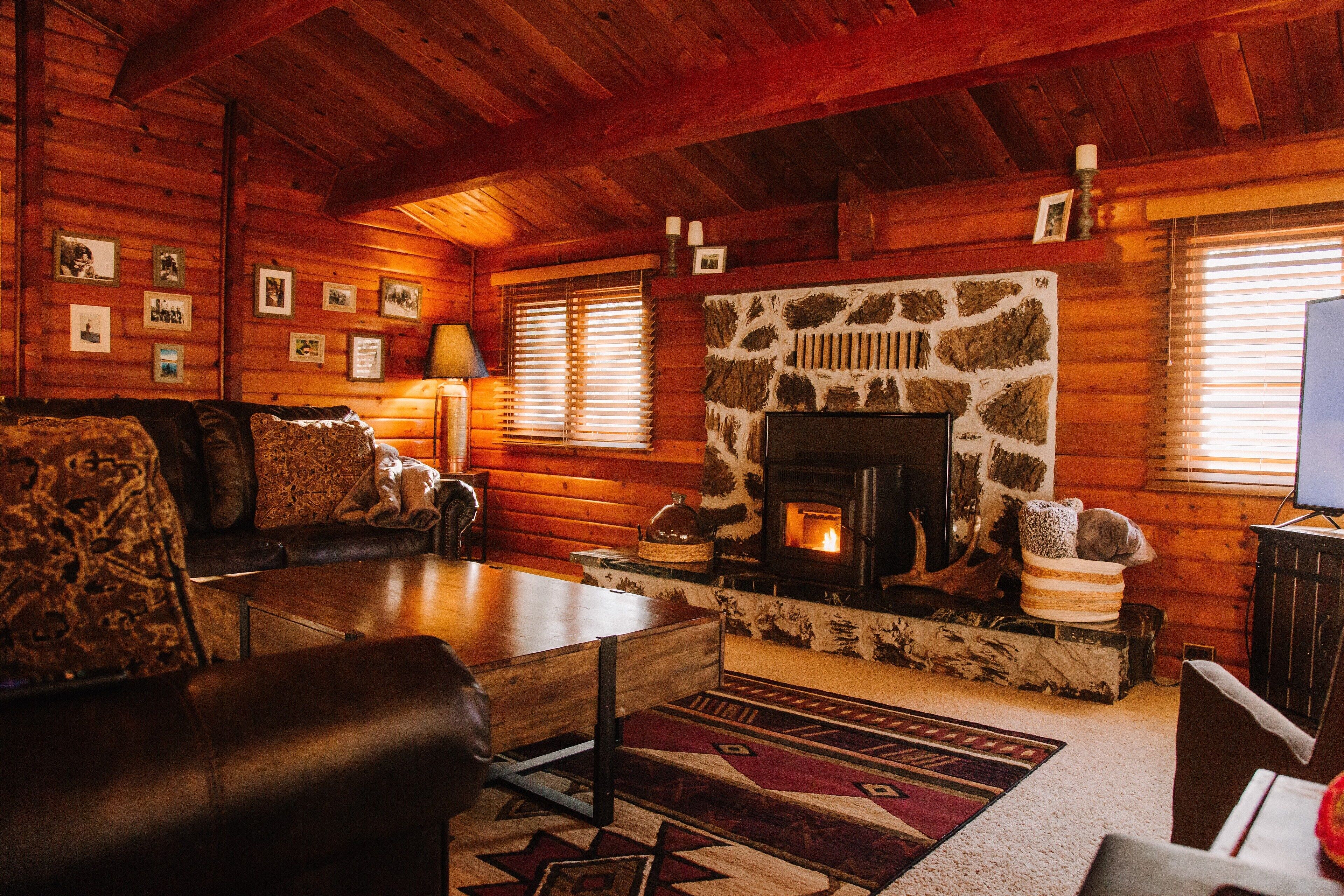 Una Smart TV, una chimenea