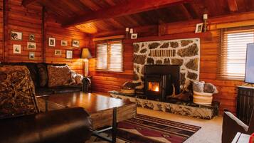 Una Smart TV, una chimenea