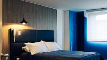 Desk, soundproofing, free WiFi, bed sheets