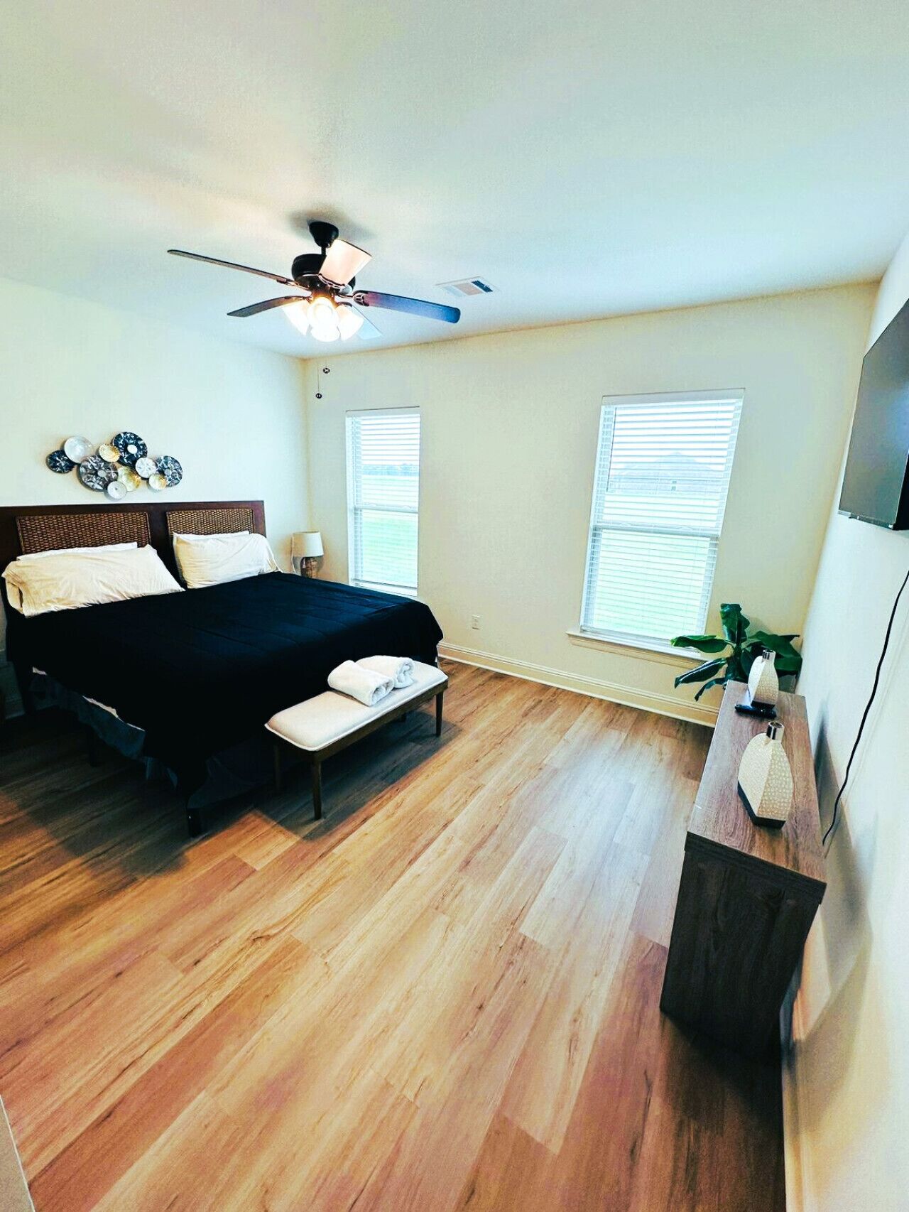 4 bedrooms, iron/ironing board, travel crib, free WiFi