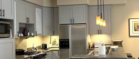 ثلاجة، ميكروويف، فرن، موقد طهي مسطح