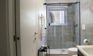 Bruser, hårtørrer, bidet, håndklæder