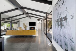 Unclassified image, 4 of 50, button