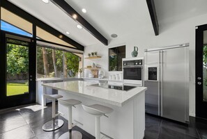 Fridge, microwave, oven, stovetop - 'Willow Hideaway' Private Palm Desert escape (Palm Desert)