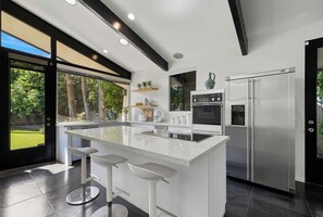 Kylskåp, mikrovågsugn, ugn och spishäll