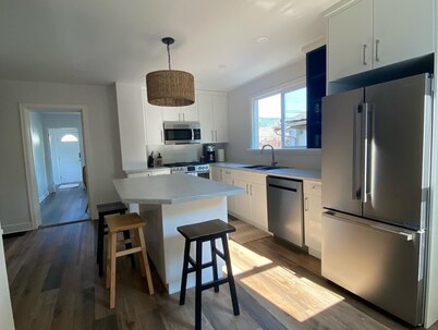 Downtown City Retreat | Pet Friendly | Sip, Lake, Repeat
