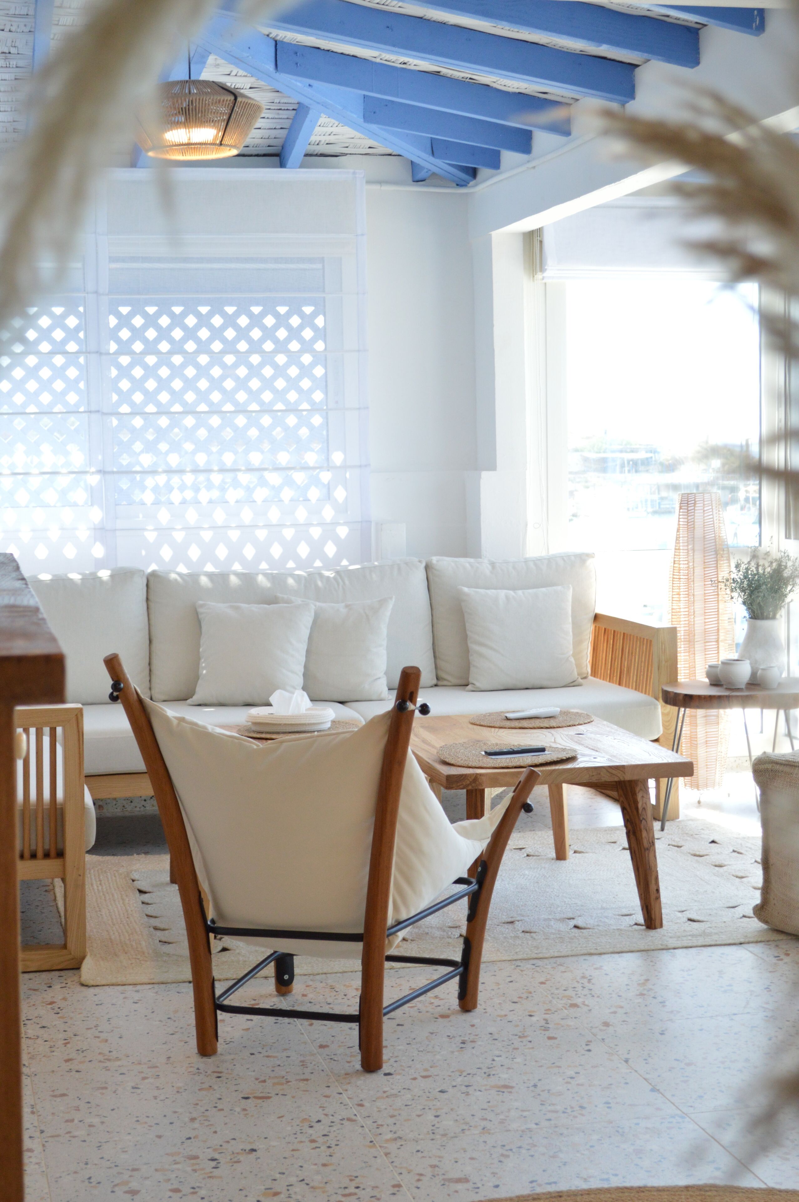 Panorama suite | Woonruimte | Een 50-inch smart-tv met satellietzenders