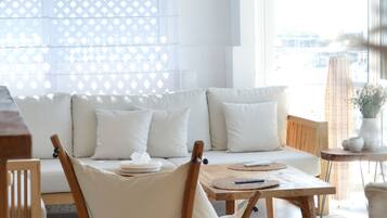 Panorama suite | Woonruimte | Een 50-inch smart-tv met satellietzenders