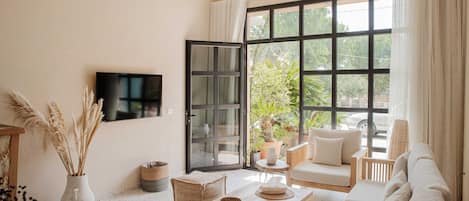 Suite Familiale | Coin séjour | TV connectée de 50 pouces avec chaînes par satellite