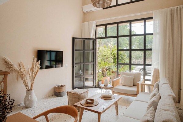 Family Suite | Living area | 50-inch Smart TV with satellite channels - Yam Suites (Enfeh)