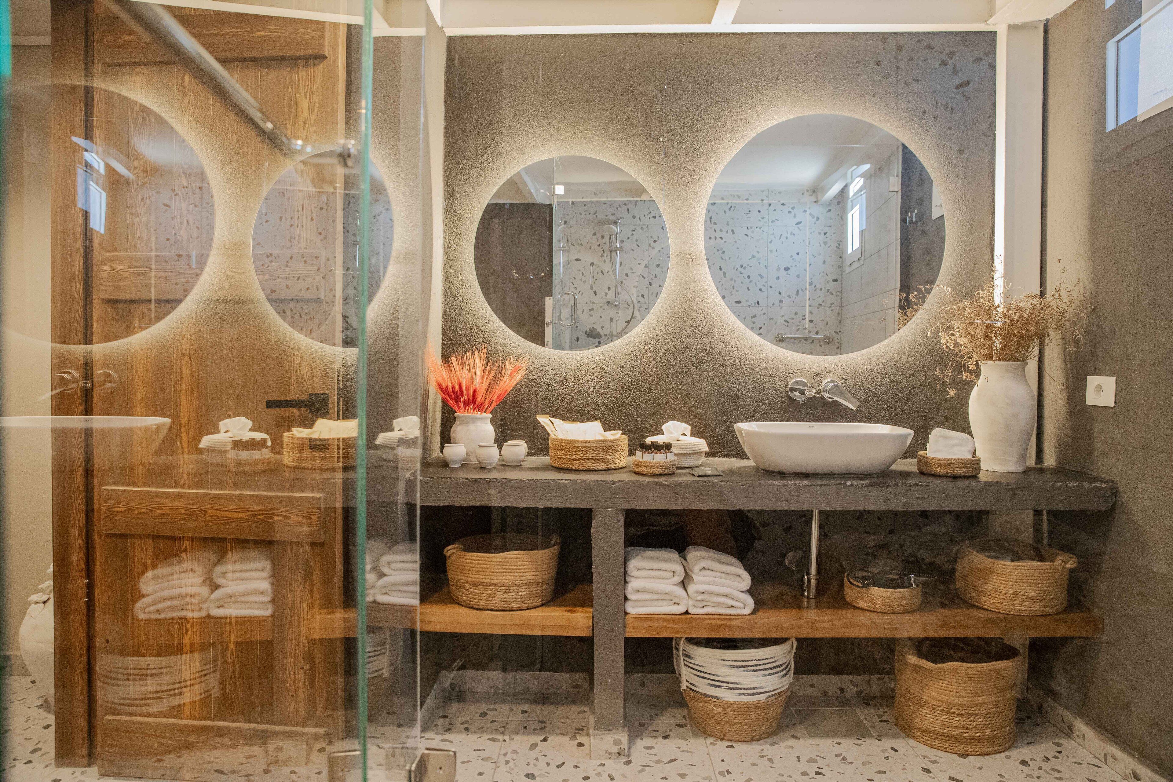 Luxury Studio Suite | Bathroom | Shower, hydromassage showerhead, hair dryer, bathrobes