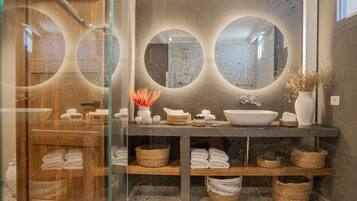 Luxury Studio Suite | Bathroom | Shower, hydromassage showerhead, hair dryer, bathrobes