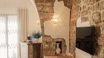 Habitación doble Grand | Área de sala de estar | Smart TV de 50 pulgadas con canales vía satélite