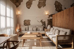 Deluxe Double Room | Living area | 50-inch Smart TV with satellite channels - Yam Suites (Enfeh)