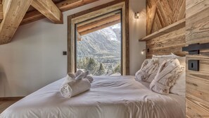 5 bedrooms, iron/ironing board, free WiFi, bed sheets