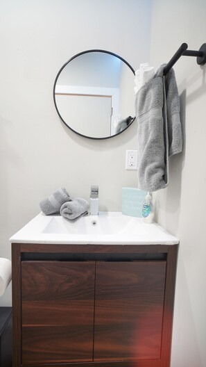 Kaupunkihuoneisto | Kylpyhuone | Suihku, hierova suihkupää, hiustenkuivaaja, pyyhkeet