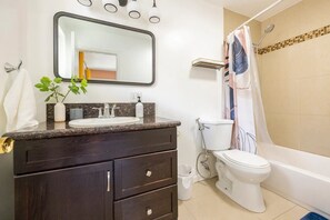 Haartrockner, Bidet, Handtücher, Seife