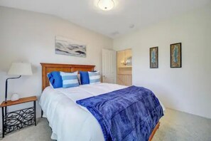 3 عدّة غرف نوم ومكواة/لوح كي وواي فاي وملاءات أسرّة