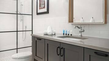 House, Multiple Beds, Patio (403 W Austin - Combo) | Bathroom | Towels