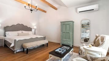House, Multiple Beds, Patio (403 W Austin - Combo) | 2 bedrooms, individually decorated, individually furnished, bed sheets