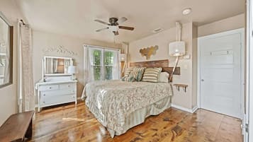 House, 1 King Bed, Hot Tub, City View (409 W San - Ellianna) | 1 bedroom, individually decorated, individually furnished, bed sheets