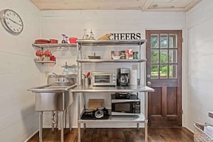 House, 1 King Bed, Hot Tub, City View (409 W San - Ellianna) | Private kitchen | Coffee/tea maker