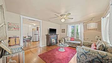 House, 1 King Bed, Hot Tub, City View (409 W San - Ellianna) | Living area | Fireplace