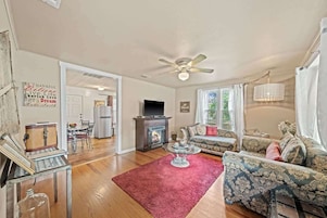 Huis, 1 kingsize bed, hot tub, uitzicht op stad (409 W San - Ellianna) | Woonruimte | Een open haard