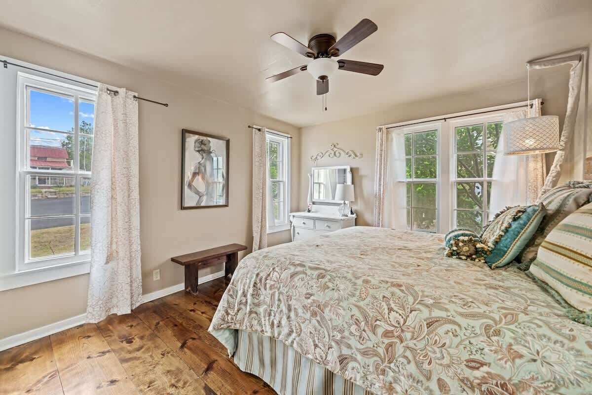 Maison, 1 très grand lit, bain à remous, vue ville (409 W San - Ellianna)