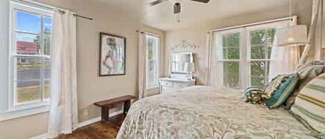 Maison, 1 très grand lit, bain à remous, vue ville (409 W San - Ellianna)