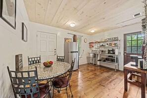House, 1 King Bed, Hot Tub, City View (409 W San - Ellianna) | Dining