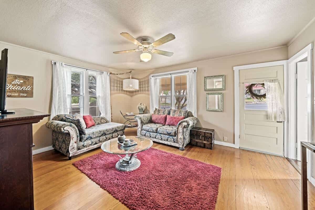 House, 1 King Bed, Hot Tub, City View (409 W San - Ellianna) | Living area | Fireplace