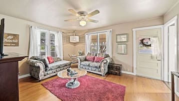 House, 1 King Bed, Hot Tub, City View (409 W San - Ellianna) | Living area | Fireplace