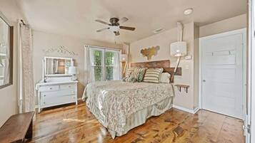 House, 1 King Bed, Hot Tub, City View (409 W San - Ellianna) | 1 bedroom, individually decorated, individually furnished, bed sheets