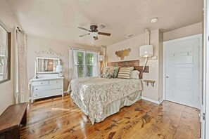 House, 1 King Bed, Hot Tub, City View (409 W San - Ellianna) | 1 bedroom, individually decorated, individually furnished, free WiFi