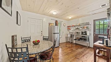 House, 1 King Bed, Hot Tub, City View (409 W San - Ellianna) | Dining