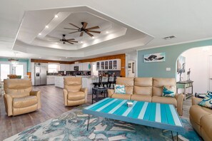 獨棟房屋, 多張床, 可使用泳池, 泳池景觀 | 起居區 | 電視、壁爐