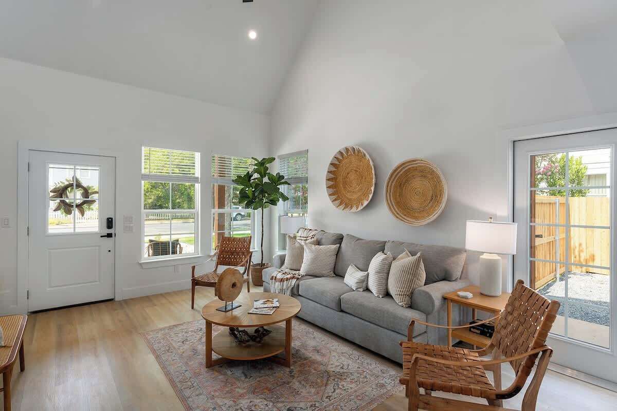 House, Multiple Beds, Hot Tub, Pool View (306 W Travis Combo) | Living area