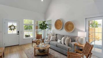 House, Multiple Beds, Hot Tub, Pool View (306 W Travis Combo) | Living area