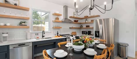 Maison, plusieurs lits, bain à remous, vue piscine (306 W Travis Combo) | Cuisine privée