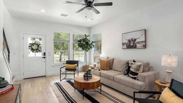 House, Multiple Beds, Hot Tub, Pool View (306 W Travis Combo) | Living area