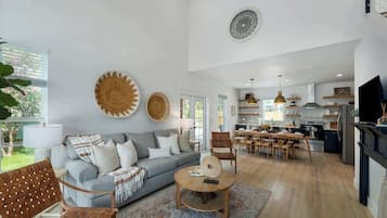 House, Multiple Beds, Hot Tub, Pool View (306 W Travis Combo) | Living area