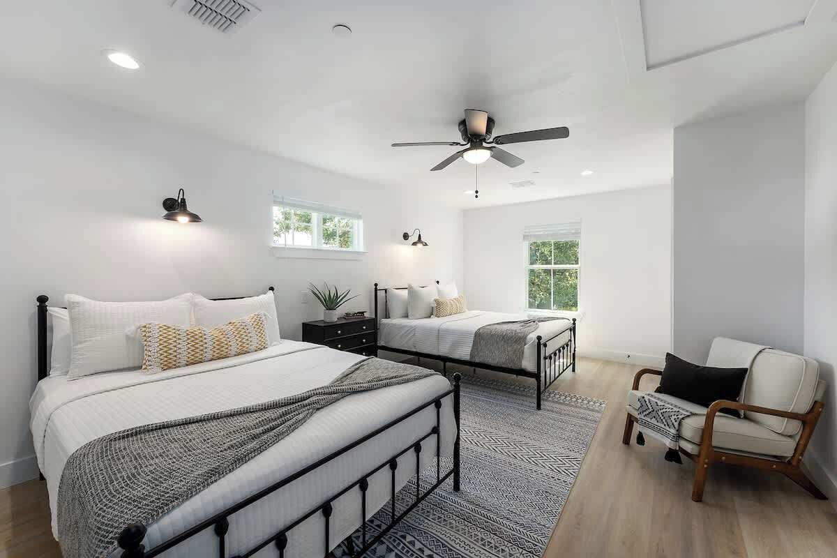 하우스, 침대(여러 개), 온수 욕조 (306 W Travis Unit B) | 3 개의 침실, 각각 다른 스타일의 인테리어, 각각 다르게 가구 비치, 침대 시트