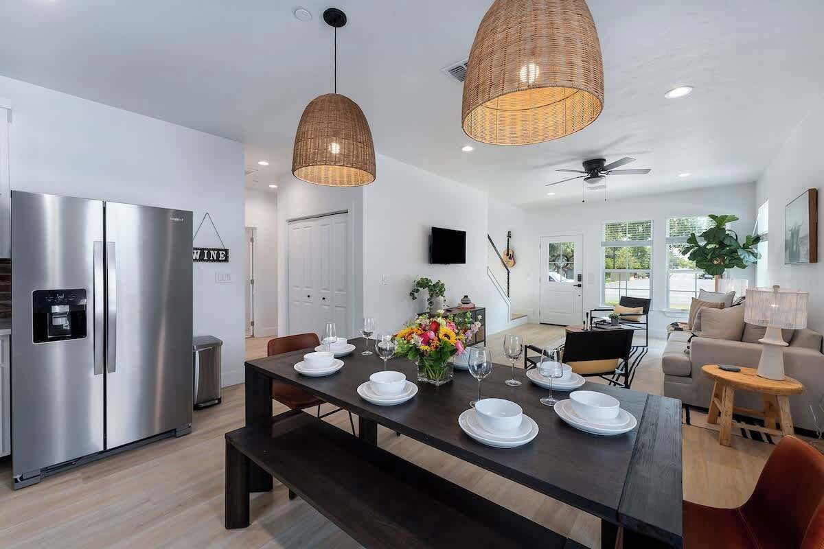 House, Multiple Beds, Hot Tub (306 W Travis Unit B) | Interior