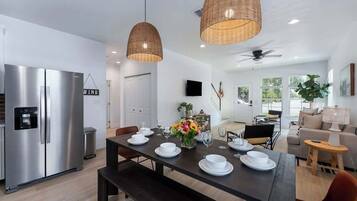 House, Multiple Beds, Hot Tub (306 W Travis Unit B) | Interior