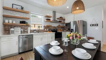 Maison, plusieurs lits, bain à remous (306 W Travis Unit B) | Cuisine privée