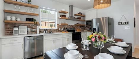 Casa, varias camas, hidromasaje (306 W Travis Unit B) | Cocina privada | Cafetera y tetera