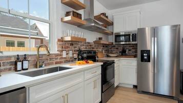 Maison, plusieurs lits, bain à remous (306 W Travis Unit B) | Cuisine privée