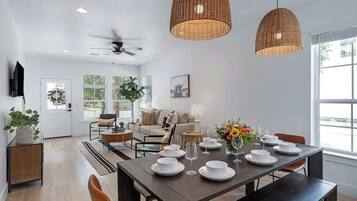 House, Multiple Beds, Hot Tub (306 W Travis Unit B) | Dining