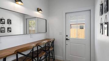 House, Multiple Beds, Hot Tub (306 W Travis Unit B) | Interior